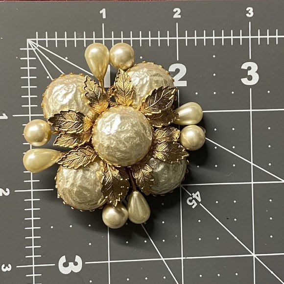Larger Pearl Brooch Vintage Flower Leaf Gold Tone - Picture 3 of 4